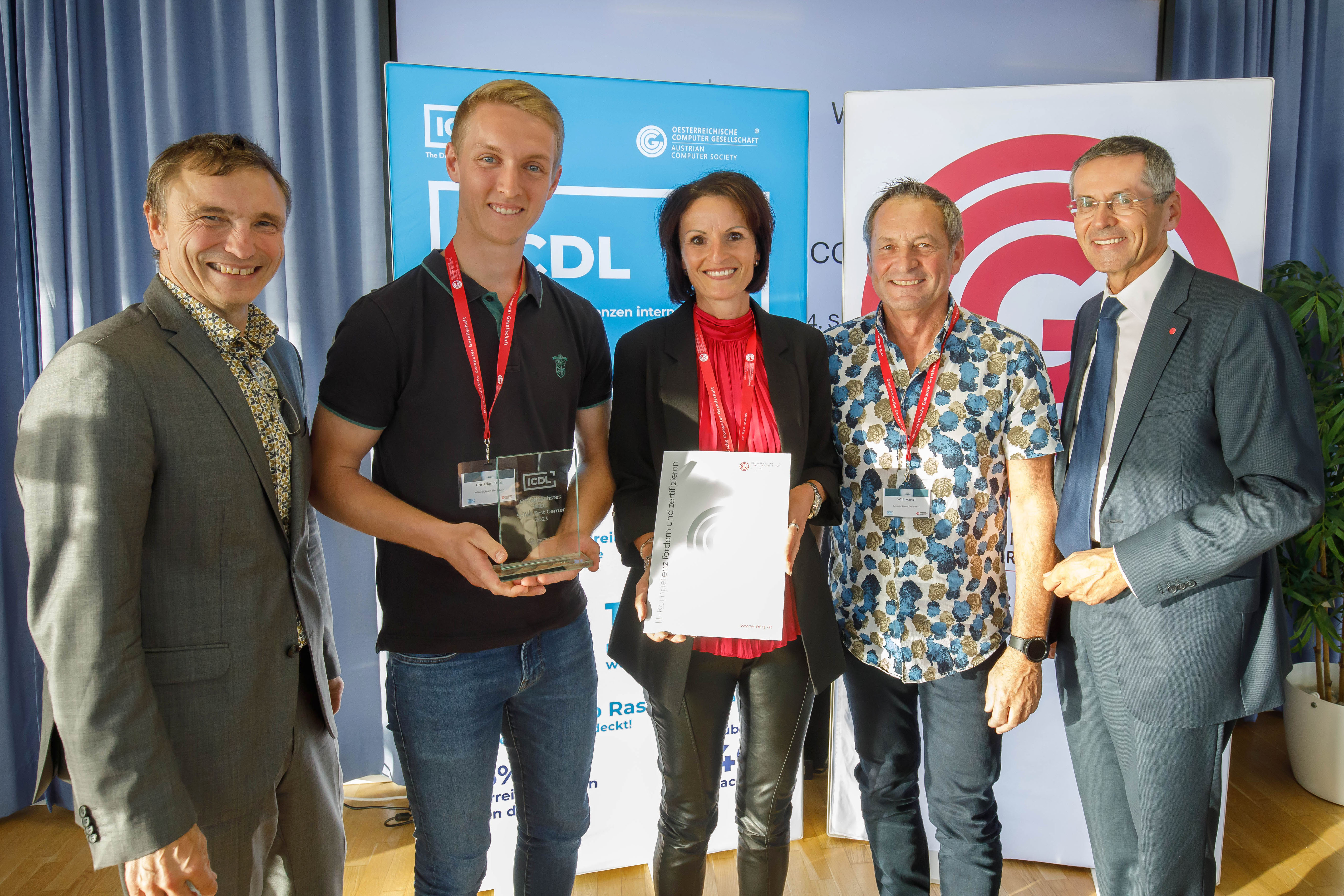 Direktorin Bianca Thaller, Christian Zoidl, Willi Mandl von der Europaschule Peilstein mit Roland Bieber (OCG Generalsekretär) und Wilfried Seyruck (OCG Präsident)
