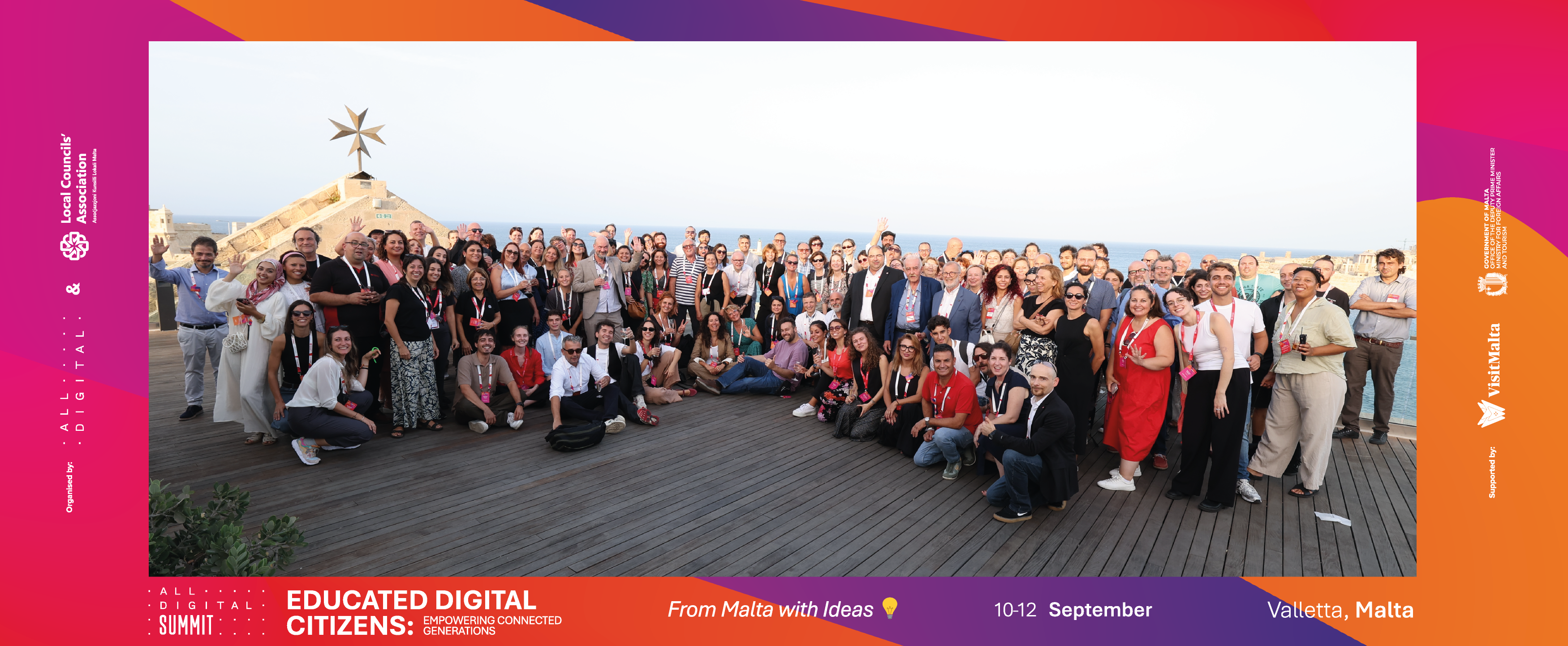 Gruppenfoto vom All Digital Summit (ca. 60 fröhliche Menschen) im Hintergrund das Meer, Rahmen All Digital Logo und Farben