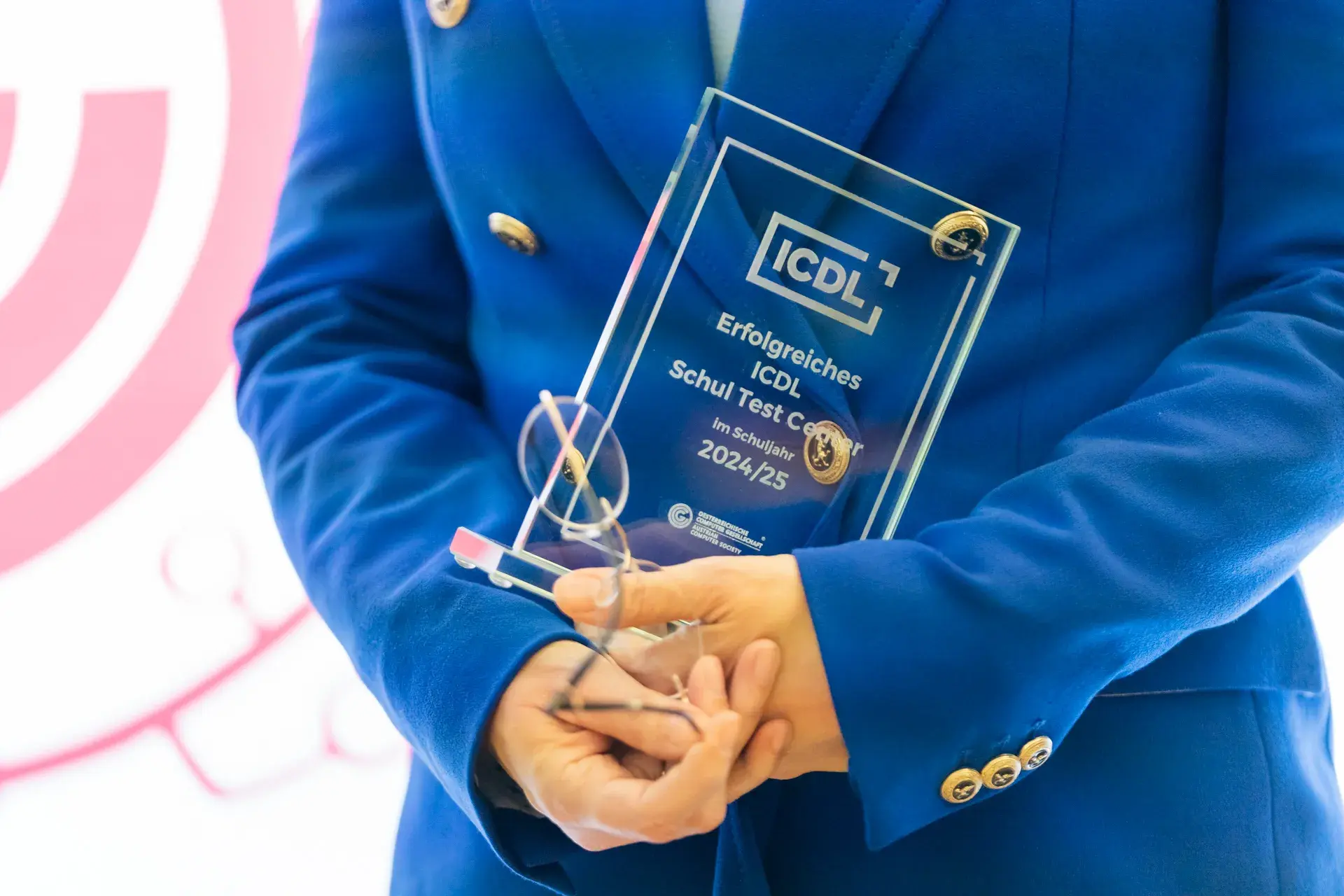Trophäe mit Schriftzug ICDL Erfolgreiches ICDL Schul Test Center