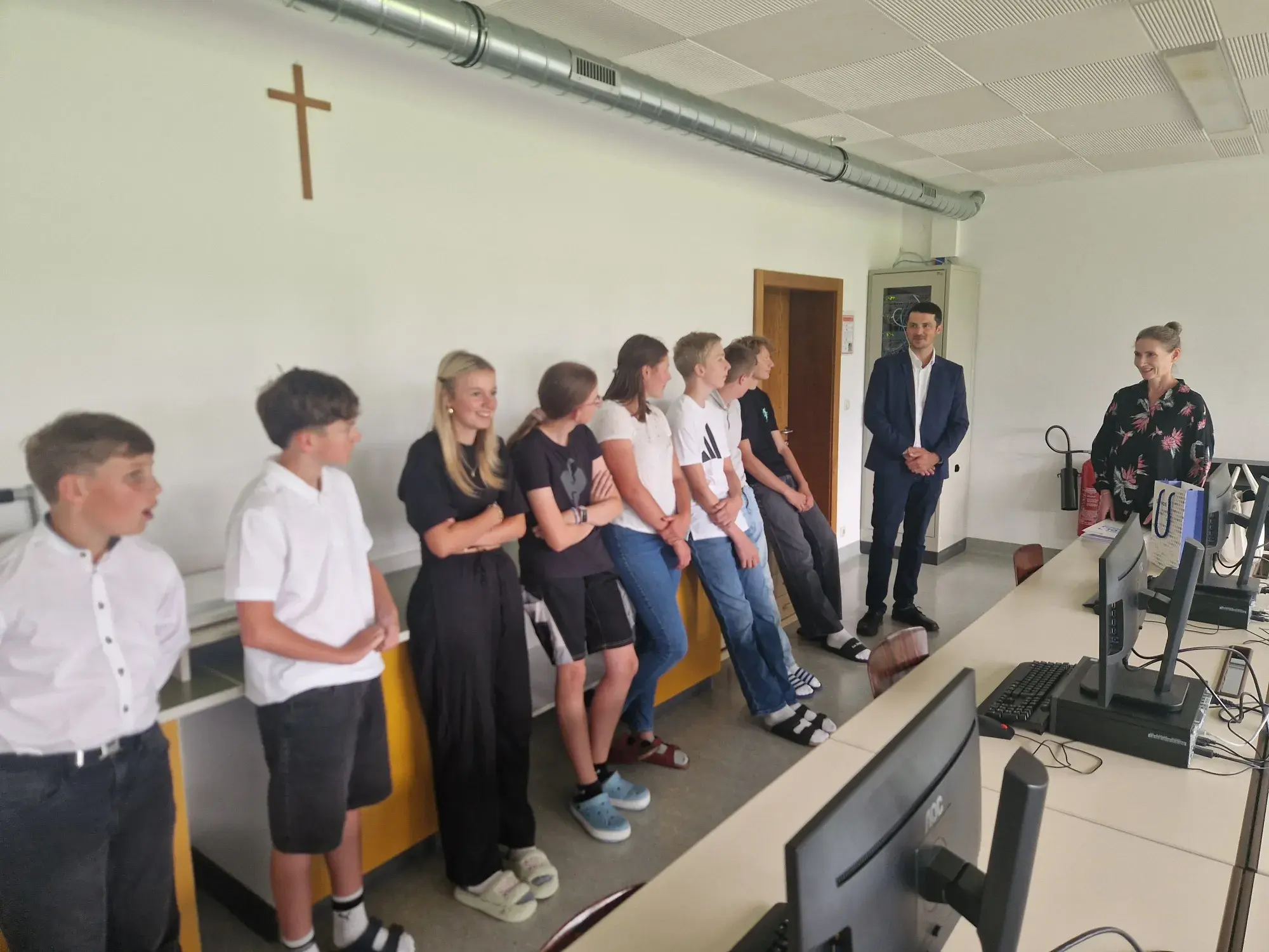ICDL Zertifikatsüberreichung für sieben Schüler*innen der MS Westendorf mit Dir. WAlter Leitner-Hölzl und Cristine Haas (OCG/ICDL)