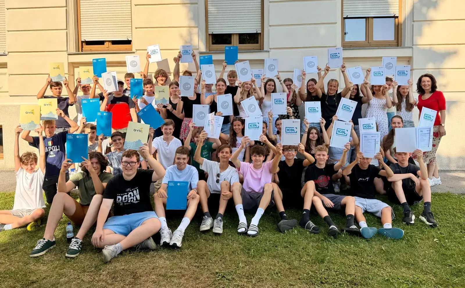 Gruppenfoto: Die Schüler*innen des Gymnasiums Oberschützen halten ihre ICDL Zertifikate hoch, rechts Direktorin Ingrid WELTLER-MÜLLER