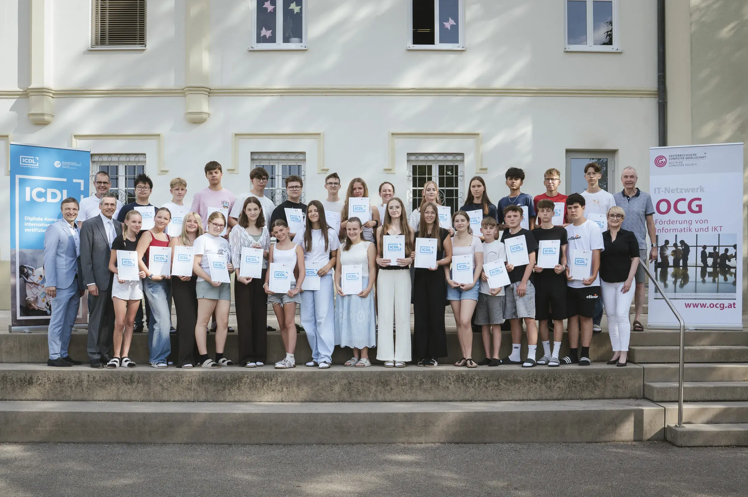 Gruppenfoto: Ronald Bieber, Wilfried Seyruck, Direktor Sebastian Ragl,die Schüler*innen der Privaten MS St. Anna mit ihren ICDL Zertifikaten, Informatiklehrerin Michaela Münich und Informatiklehrer Hermann Kogler.