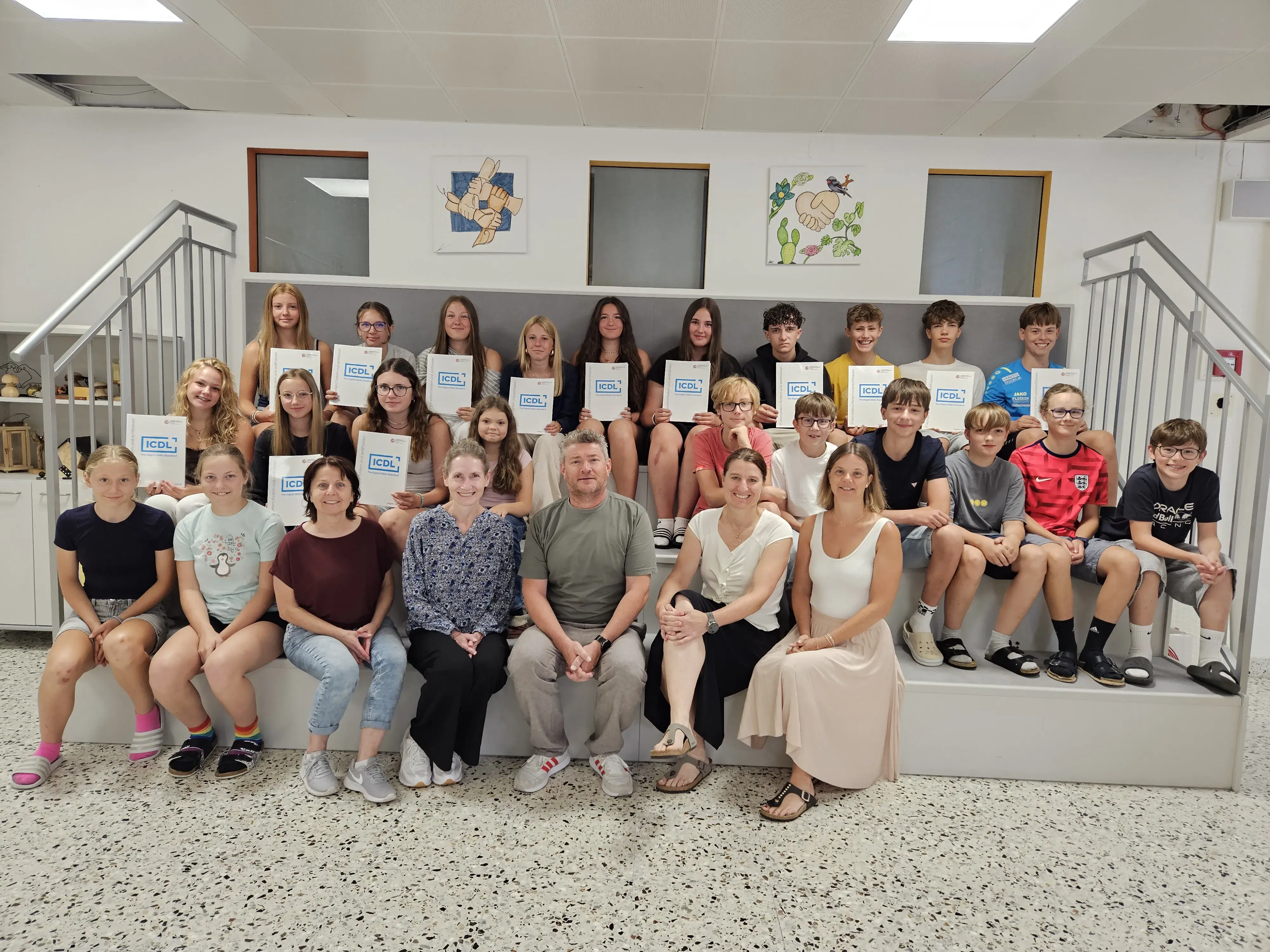 Gruppenfoto MS Fieberbrunn: ICDL Zertifikatsüberreichung mit Direktion Stellvertretung Sylvia Lohninger-Habicher, Christine Haas, Direktor Reinhard Strobl und zwei Informatiklehrerinnen
