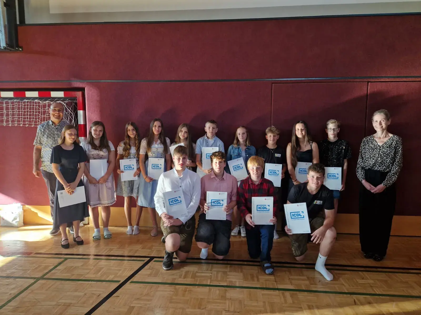 Gruppenfoto mit Peter Juen (Ansprechperson Digitale Schule), 14 Schüler*innen mit ICDL Zertifikaten, Christine Haas (OCG)