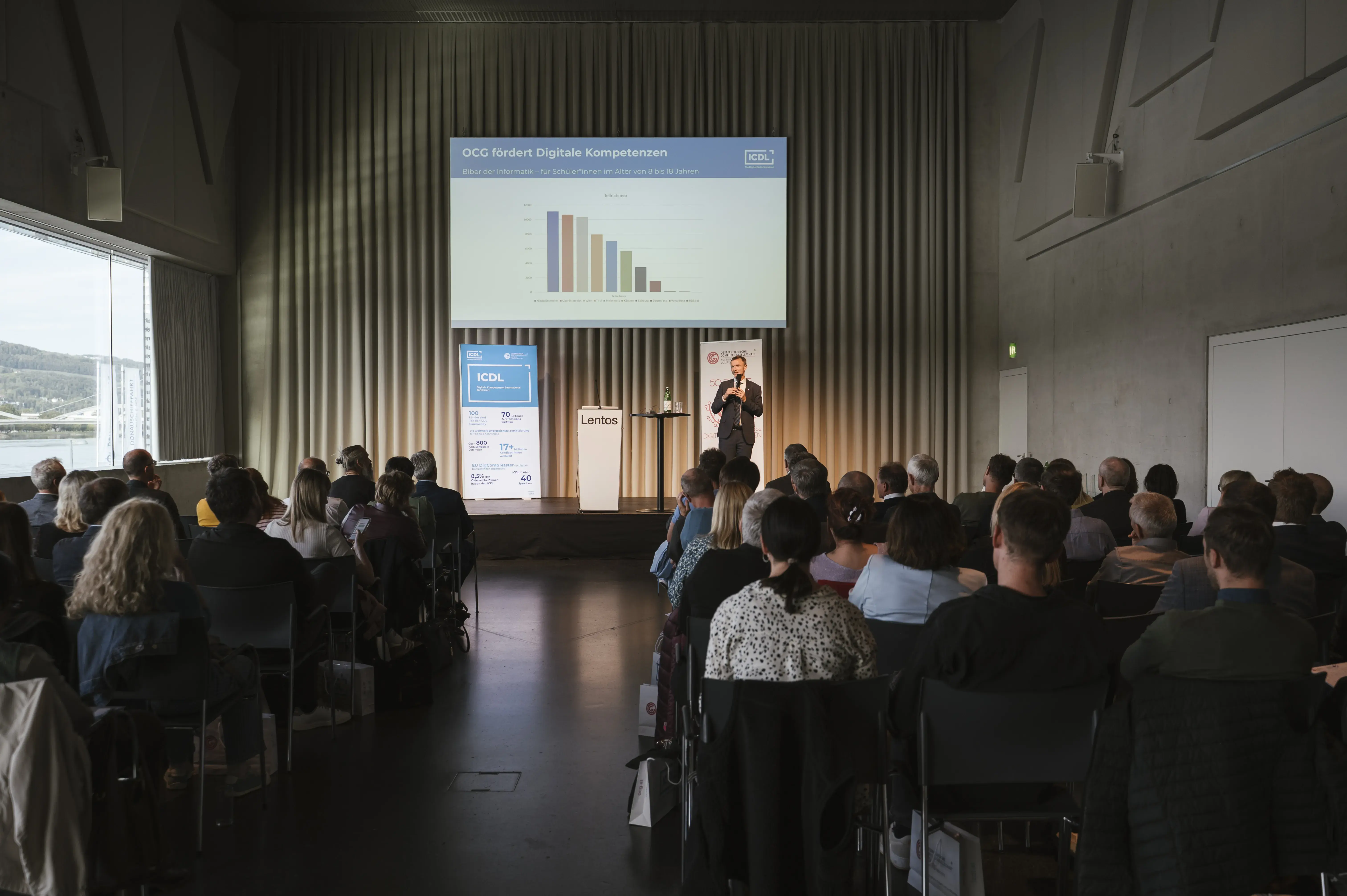 OCG Generalsekretär Ronald Bieber auf der Bühne präsentiert die Neuigkeiten bei ICDL (Ansicht von hintern, Hinterköpfe des Publikums) (C)Kneidinger-Photography