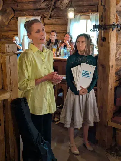 Christine Haas mit Direktorin Barbara Möslinger (MS Lend) bei der Zertifikatsverleihung.