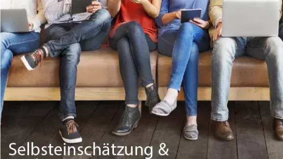 Beine von sitzenden Personen, man sieht nur wie sie Tablets, Laptops oder Handys nutzen, keine Gesichter