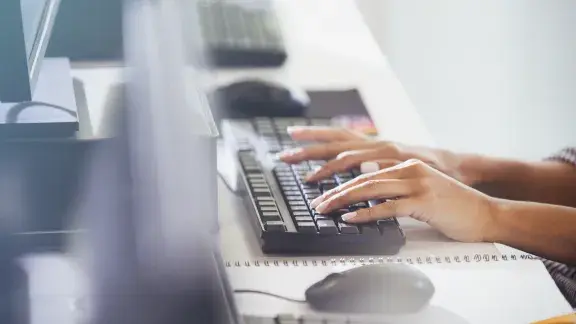 Hände auf Computer Tastatur