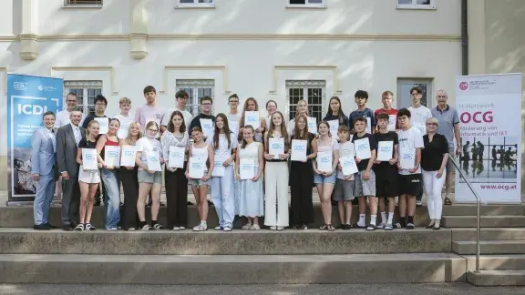 Gruppenfoto Schüler*innen, Lehrer*innen und Direktion der Privaten Mittelschule St-Anna mit ICDL Zertifikaten, Links: Ronald Bieber, 2.v.L.: Wilfried Seyruck(C)Kneidinger-Photography