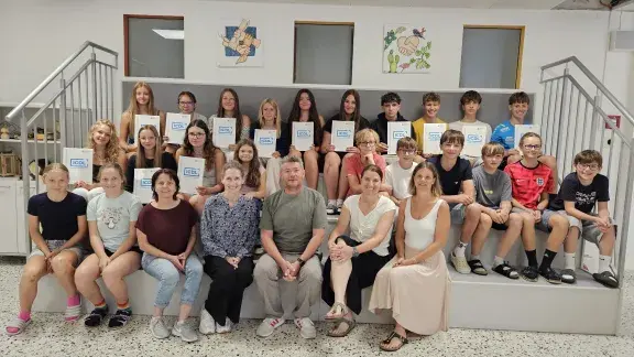Gruppenfoto MS Fieberbrunn: ICDL Zertifikatsüberreichung mit Direktion Stellvertretung Sylvia Lohninger-Habicher, Christine Haas, Direktor Reinhard Strobl und zwei Informatiklehrerinnen
