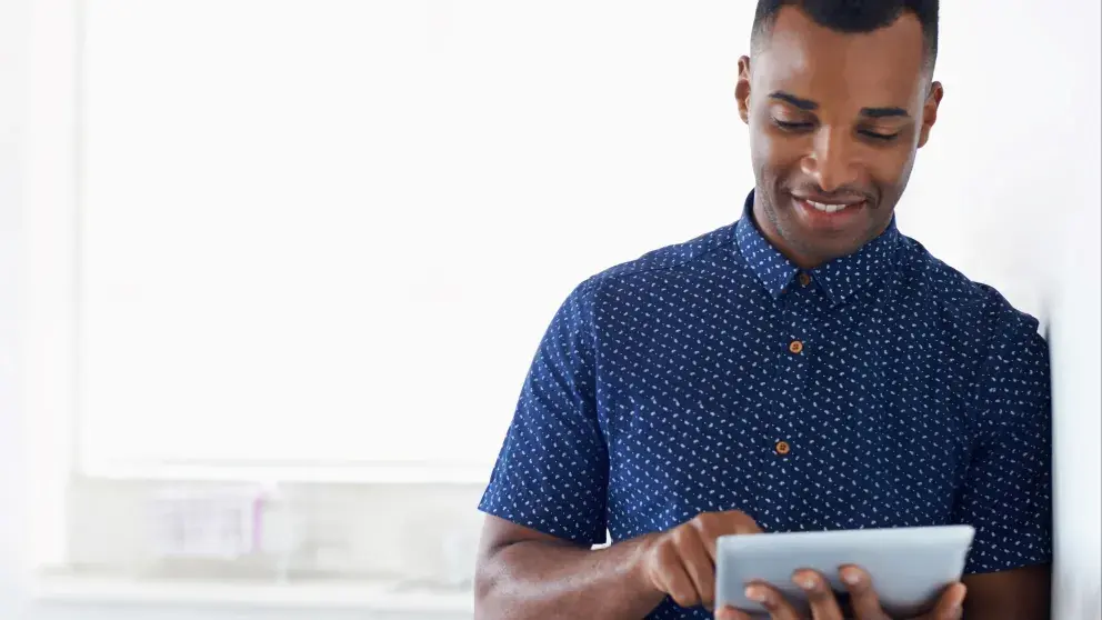 Mann tippt auf Tablet