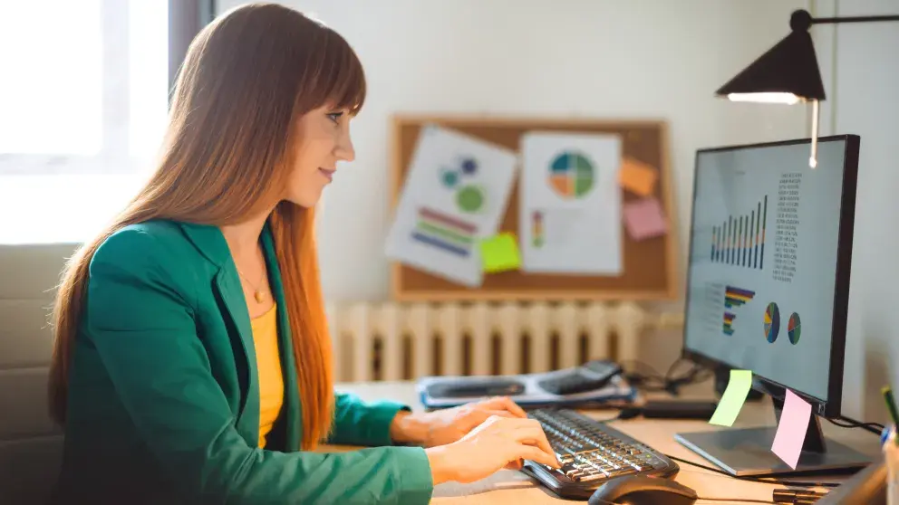 Frau tippt auf Tastatur, Büro istock