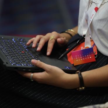 Laptop Frauenhände, Lanyard mit All Digital Summit