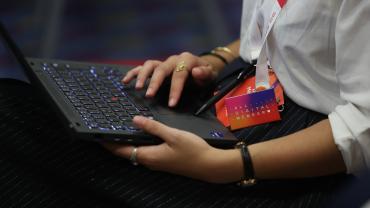 Laptop Frauenhände, Lanyard mit All Digital Summit
