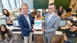 OCG Präsident Seyruck übergibt die Auszeichnung an Direktor Stelzer