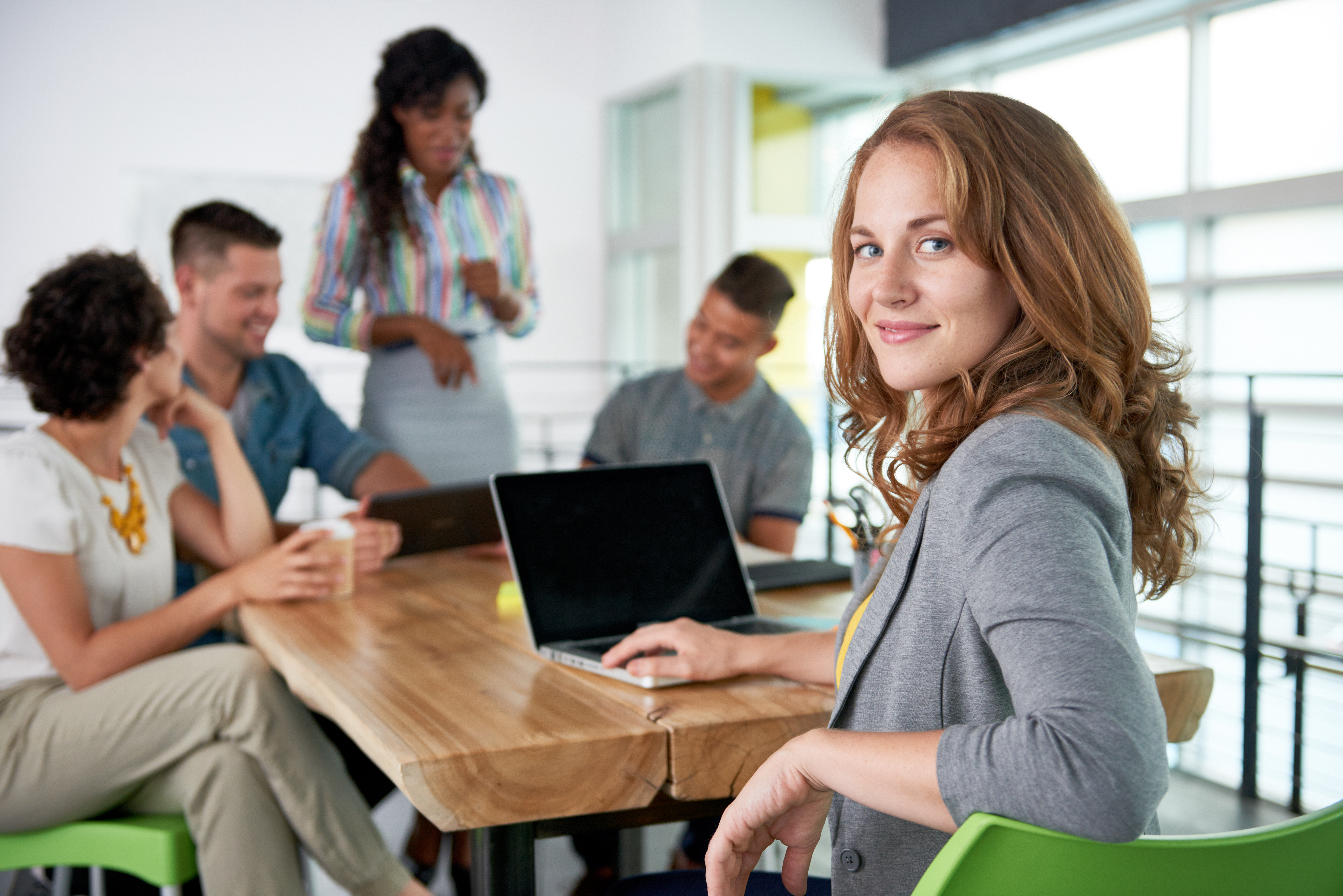 Selbstbewusste Frau im Hintergrund Team